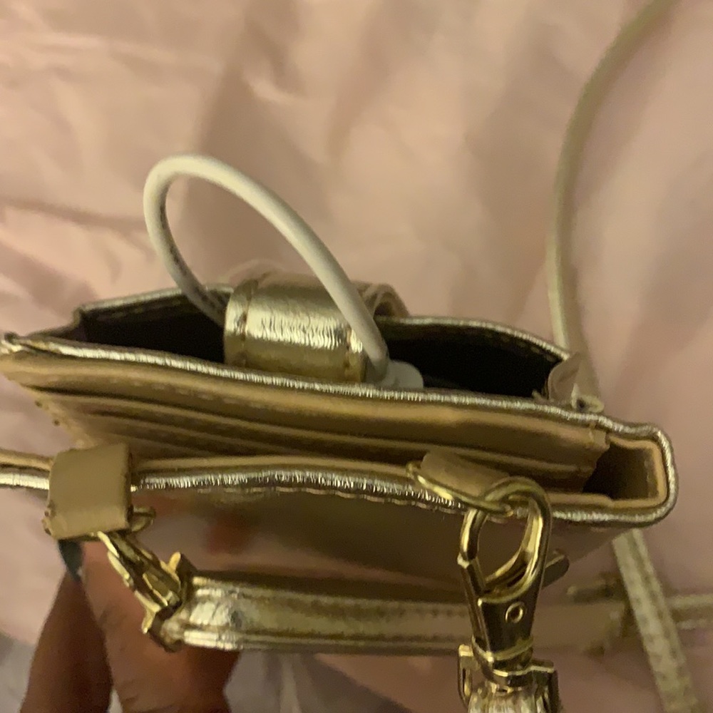 Charger on the go bag. - Picture 4 of 4